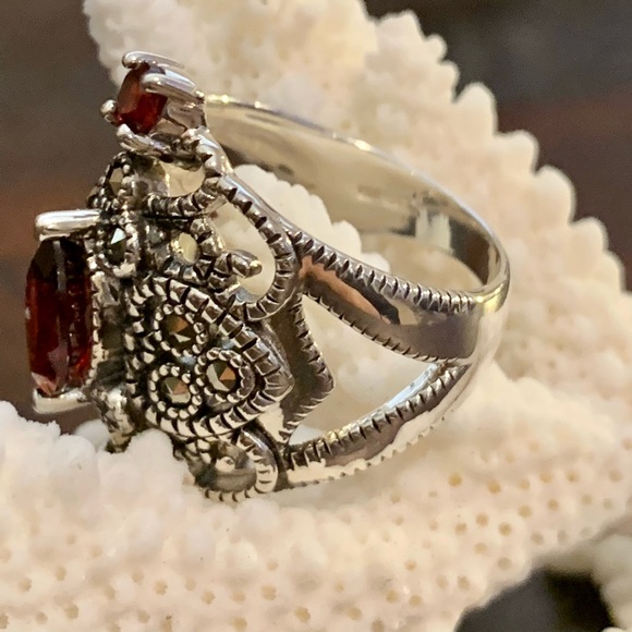 Sterling Silver Garnet and Marcasite Ring Size: 6 - Picture 4 of 9